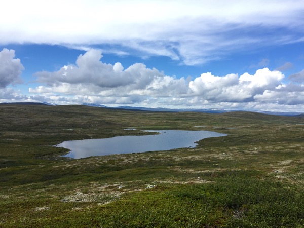 Näkymiä Roavvoaivin rinteeltä Norjan lumihuippuisille vuorille saakka.