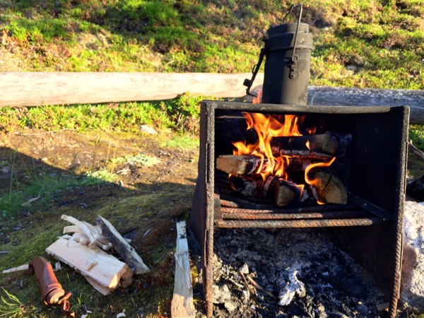 Tulisija nuotiopaikalla Utsjoen retkeilyreitillä
