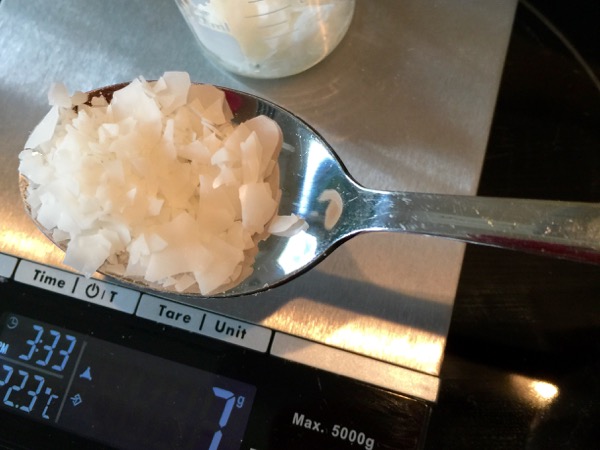 Digitaalinen vaaka on raaka-aineiden mittauksessa hyvä apuväline.