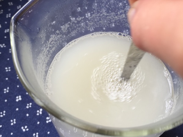 Emulsiovoiteen tasaisen koostumuksen saavuttaminen vaatii pitkäjänteistä sekoittamista.